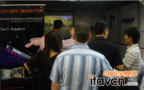 酷樂視S2超級LED微型投影