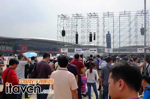 KV2 Audio線陣表演現場 人潮洶涌