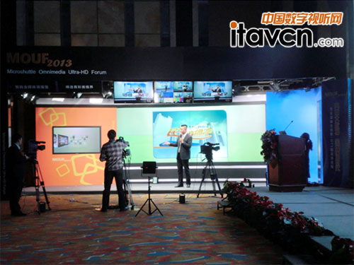 推介會(huì)現(xiàn)場(chǎng)以清投DLP大屏模擬電視節(jié)目