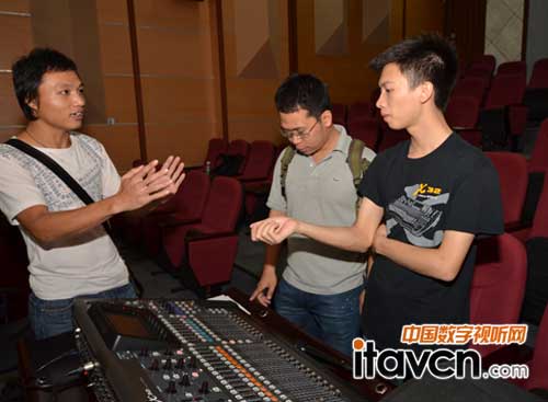 學員在互相交流