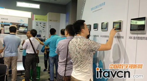 游客近距率了解星網視易智能家居產品