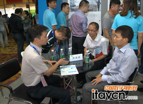 展會現場 工作人員正在和客戶進行洽談