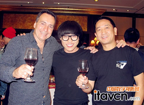 Sennheiser 大中華區總裁Marc與第二季中國好聲音第一名獲得者李琦合影