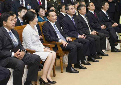 李克強(qiáng)總理與泰國總理英拉觀看中國高鐵建設(shè)成就視頻