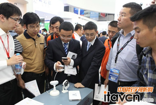 圖為:參觀者觀看“螢石EZVIZ”系列產品