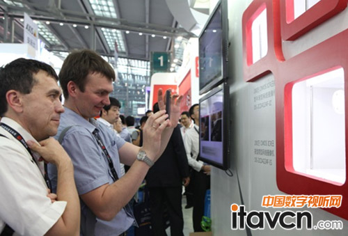 圖為:參觀者拍攝“smart IPC”系列產品