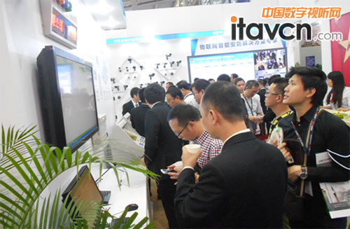 人潮涌動(dòng)的方案展示區(qū)