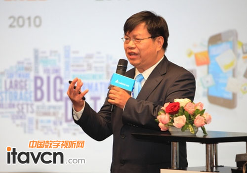 臺達(dá)關(guān)鍵基礎(chǔ)架構(gòu)事業(yè)部總經(jīng)理蔡文蔭介紹臺達(dá)數(shù)據(jù)中心節(jié)能方案