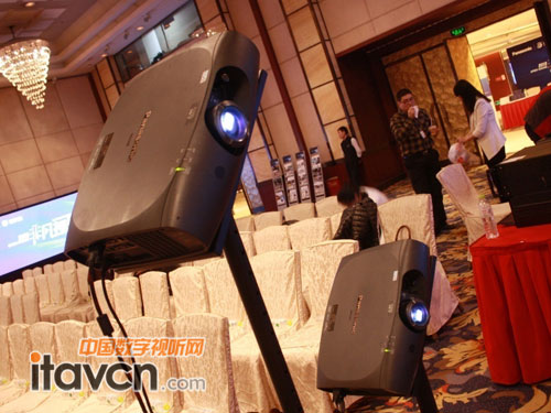 SSI光源PT-FRZ470C 投影機 斜投融合系統