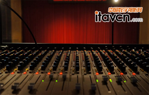 大劇院安裝的Cadac S-TYPE調(diào)音臺