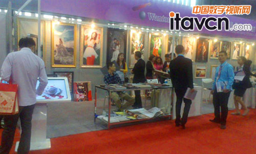 寶仕龍選片廣告機驚艷廣州婚紗展