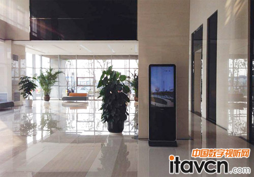 圖1:恩倍思廣告機(jī)為未來(lái)科技城海外人才大樓大堂添靚麗