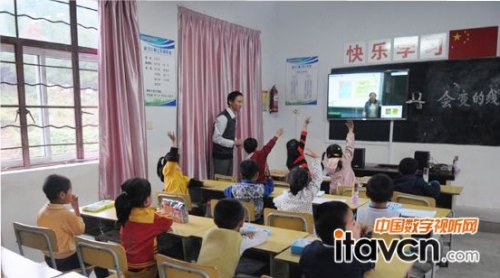 學生積極參與在線互動