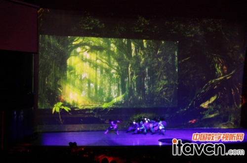 投影方面,共使用4臺(tái)科視Roadster S+22K-J 投影機(jī),一臺(tái)科視Roadie HD+35K投影機(jī)