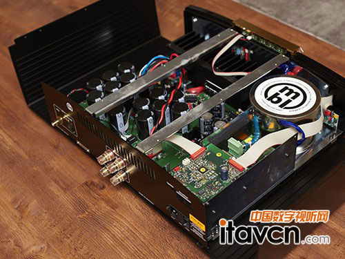 MBL推出新款前級放大器C11