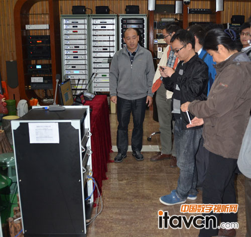 迪士普企業(yè)工作人員向嘉賓們介紹系統(tǒng)