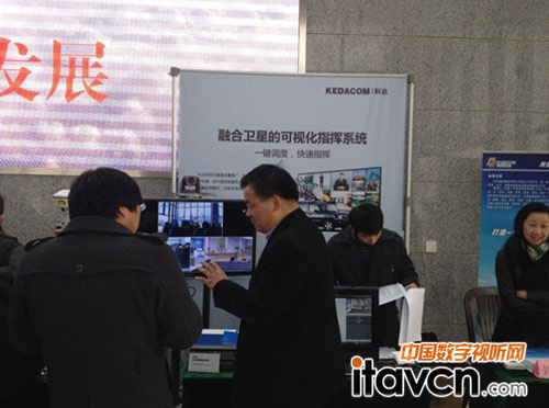 工作人員向觀眾詳細介紹可視化指揮系統