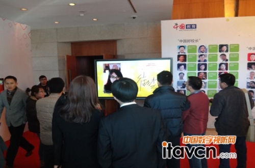 眾多與會者在84寸希沃前駐足體驗