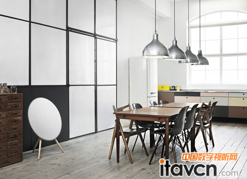 簡約的設(shè)計(jì)及靈活的放置選項(xiàng),意味著你可以在高檔家具的旁邊