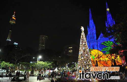 悉尼圣瑪麗教堂外墻上的巨幅彩燈投影,讓人驚艷