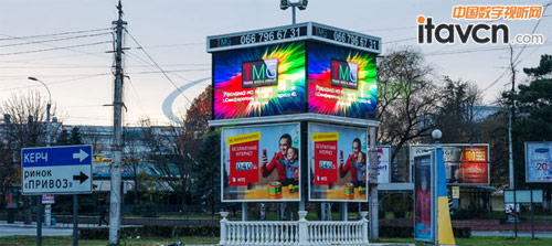 圖為齊普光電烏克蘭街頭P10戶外四面LED廣告屏項目