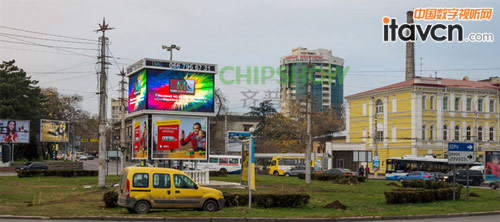 圖為齊普光電烏克蘭街頭P10戶外四面LED廣告屏項目