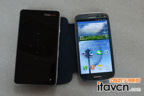 左邊酷樂視Q6,右邊智能手機(jī)