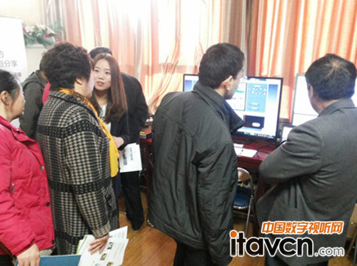 與會者參觀銳取錄播系統