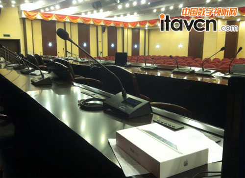 啟拓對雷迪森中型會議室安裝的無線會議話筒QT-U304M