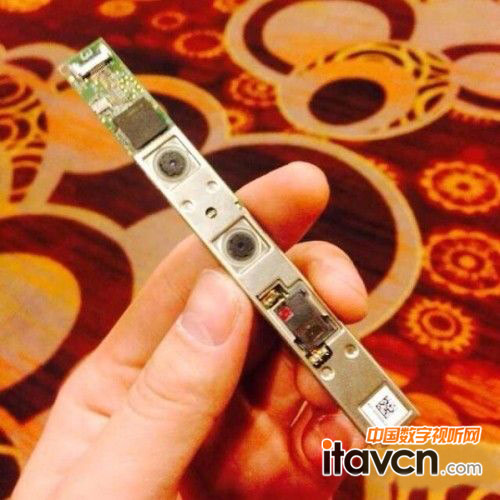 帶有Real Sense 3D攝像頭的模塊,比兩個硬幣摞起來還薄