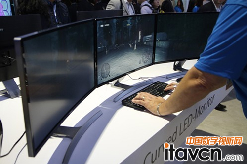 三星展示全球首款4K曲面液晶