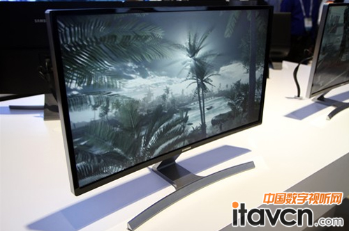 三星展示全球首款4K曲面液晶