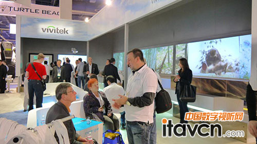 參觀訪客與臺達工作人員熱烈討論最新產品應用