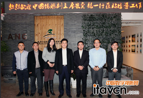 黃志強先生、副總經(jīng)理潘麗媛女士與朱奕龍副主席一行合影留念