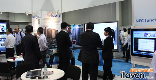 國外客戶在冠眾展位上咨詢體驗