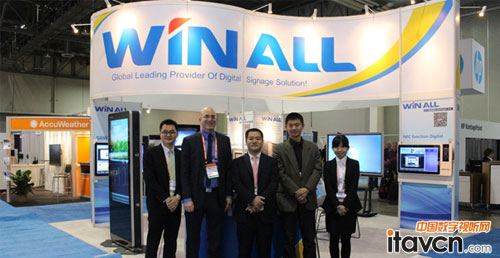 國外客戶與冠眾參展人員合影