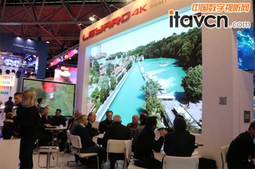 利亞德裸眼3D電視(右側(cè))吸引眾多客戶(hù)前來(lái)咨詢(xún)