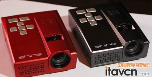 索尼推免調焦微型投影可投120英寸屏幕