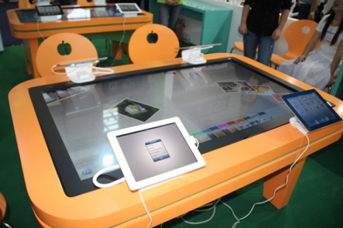 巨龍55寸觸控一體機應用在創新課堂互動桌上