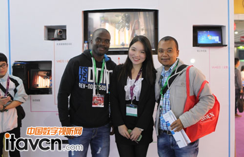 合作初現端倪,相互合影留念