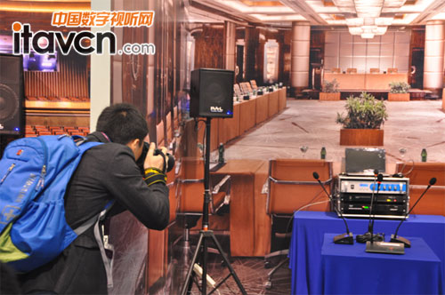 觀展嘉賓拍攝PAL數字化會議系統區
