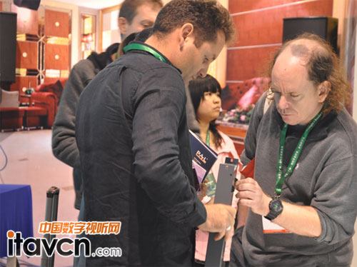 外國參展商仔細觀察PAL網絡迷你數字功放