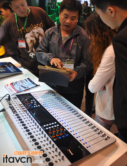 PAL技術工程師展示無線操控數字調音臺