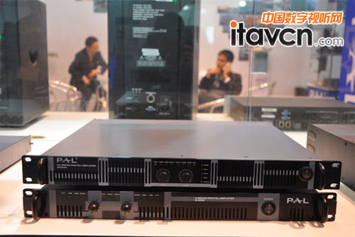 PAL在展會上隆重推出的QH系列大功率數(shù)字功放機(jī)(上面一款)