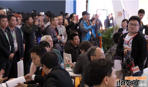 U1.9新品發布會開始了,艾比森展位人頭攢動