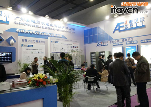 簡潔時尚的美電貝爾展廳與絡繹不絕的參觀者