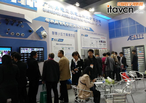 美電貝爾技術人員在給客戶講解產品