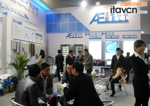 美電貝爾業務人員在給客戶講解產品