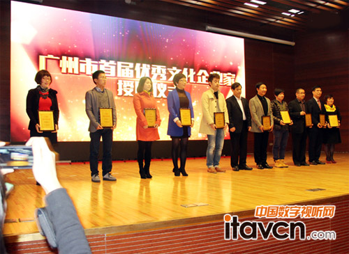 左一為勵豐文化副董事長朱曉勵女士