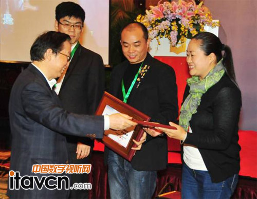 音集協王化鵬總干事為支持卡拉OK正版曲庫的KTV品牌商頒發紀念牌匾